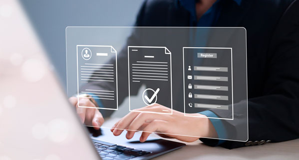Documentación consular y formulario de registro sobre un escritorio