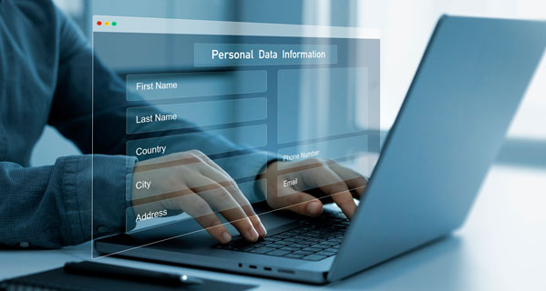 Formulario de datos personales cumplimentado en un portátil